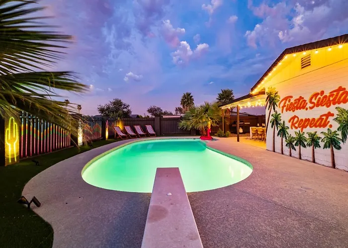 Gorgeous 4-bed With Golf, Pool, & Hot Tub!
