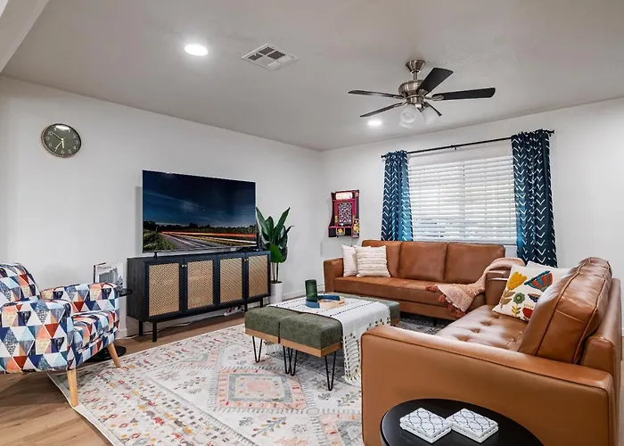 Gorgeous 4-bed With Golf, Pool, & Hot Tub!