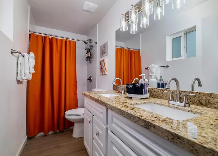 Gorgeous 4-bed With Golf, Pool, & Hot Tub!